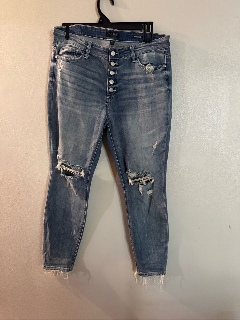 Judy Blue Light Blue Distressed Ankle Crop Jeans